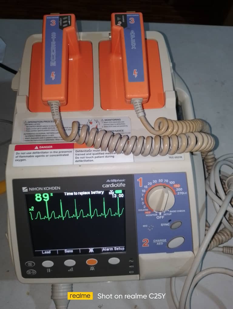 Technologie de Santé : Defibrilateur NIHON KOHDEN